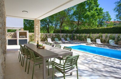 Villa Bellissima with heated pool