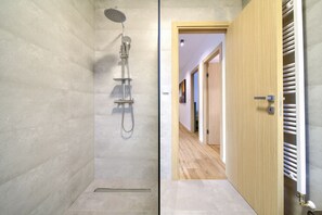 Shower, hair dryer, towels - Villa Bellissima with heated pool (Njivice)