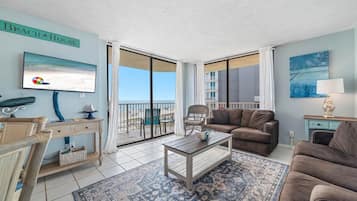 Signature-Apartment, 2 Schlafzimmer, Balkon, Strandblick | Wohnzimmer