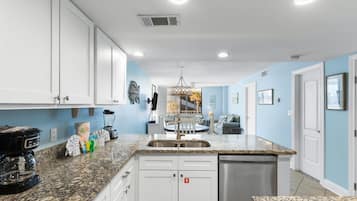 Apartamento familiar, 2 habitaciones, balcón, vistas a la piscina | Cocina privada | Frigorífico, microondas, horno y placa de cocina