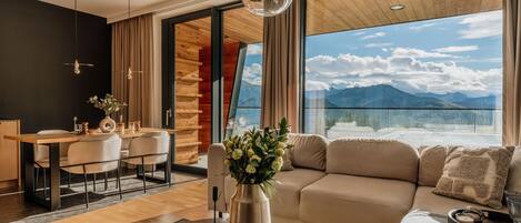 Exclusive-Villa, Whirlpool, Bergblick | Schreibtisch, kostenloses WLAN