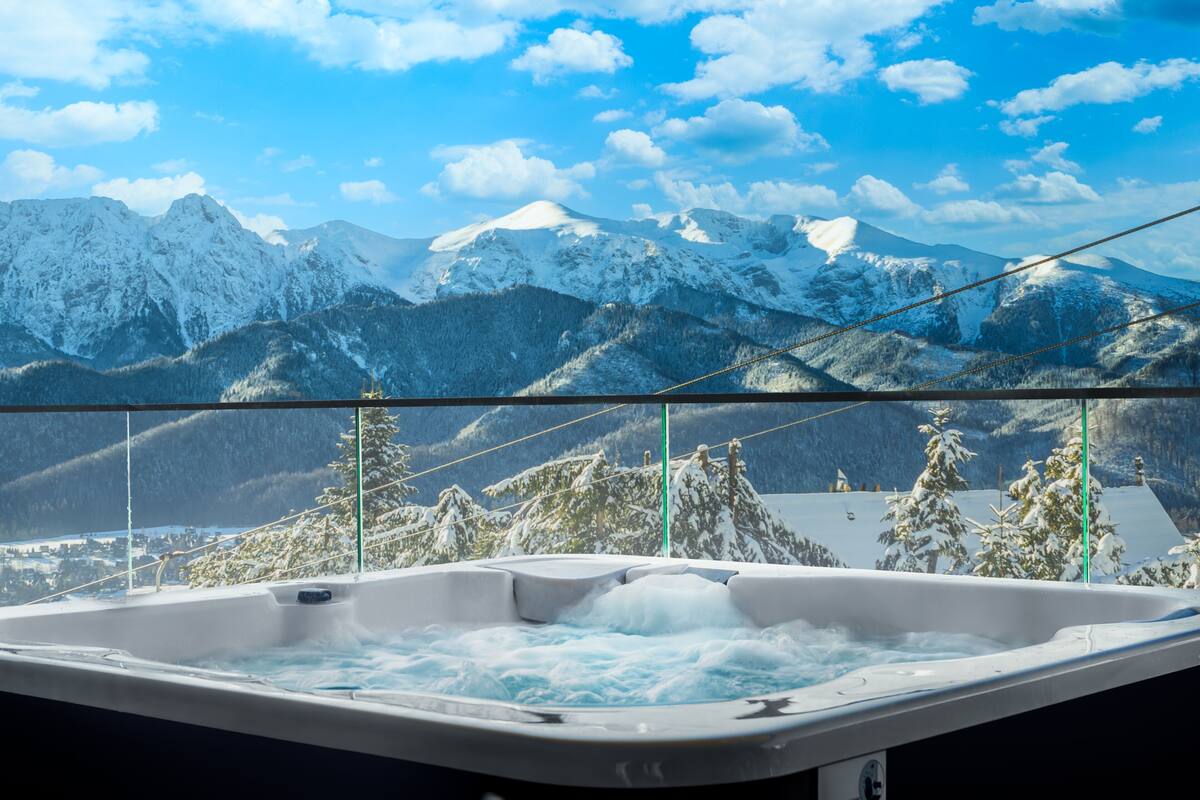 Un jacuzzi con vista a la montaña.