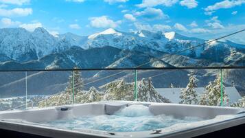 Villa Premium - bubbelpool - utsikt mot bergen | Privat bubbelpool