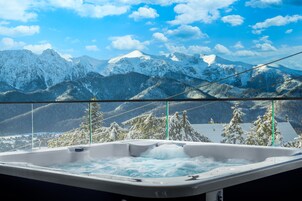 Un jacuzzi con vista a la montaña.