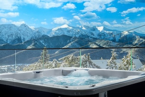 Villa Prestige, baignoire à remous, vue sur la montagne | Baignoire à remous privée
