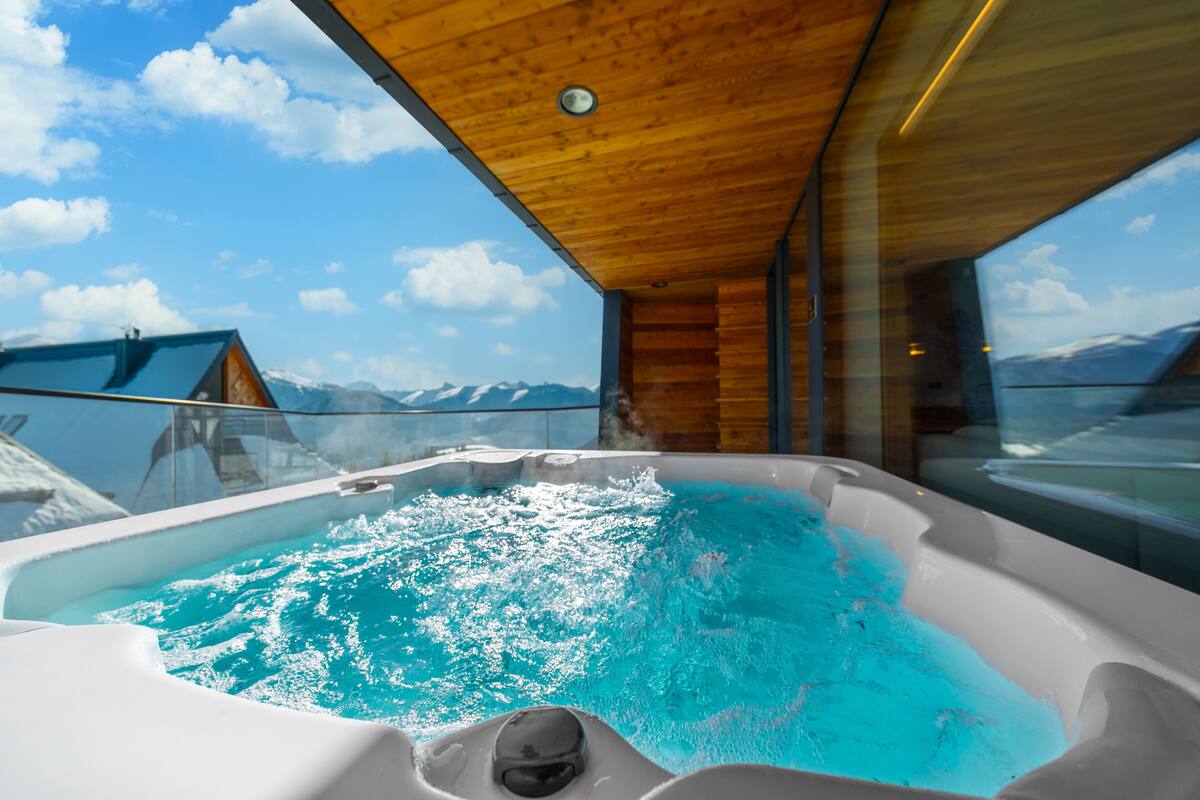 Un jacuzzi con vistas despejadas a las montañas al fondo.