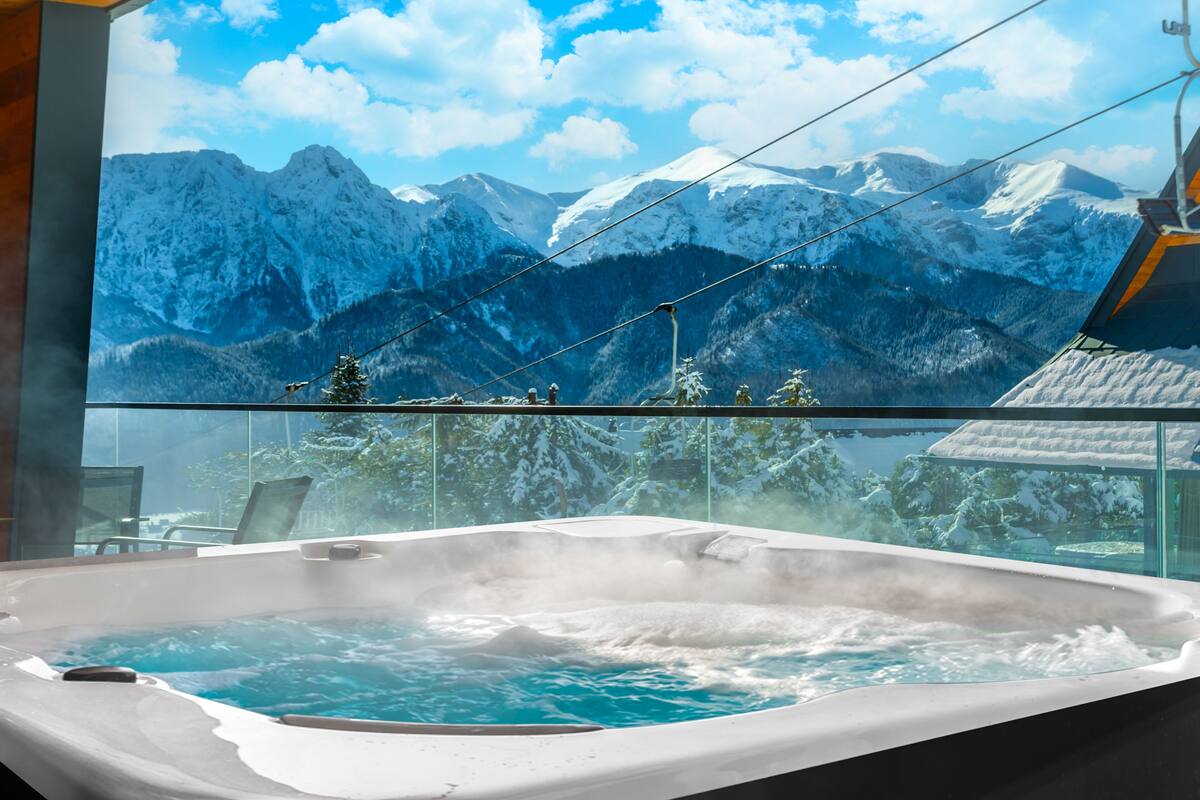 Un jacuzzi con vistas a la montaña.