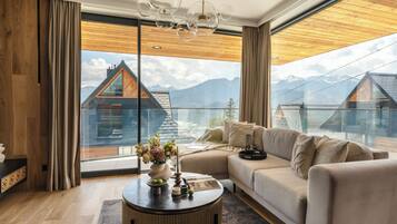 Luxury Villa, Hot Tub, Mountain View | Living area