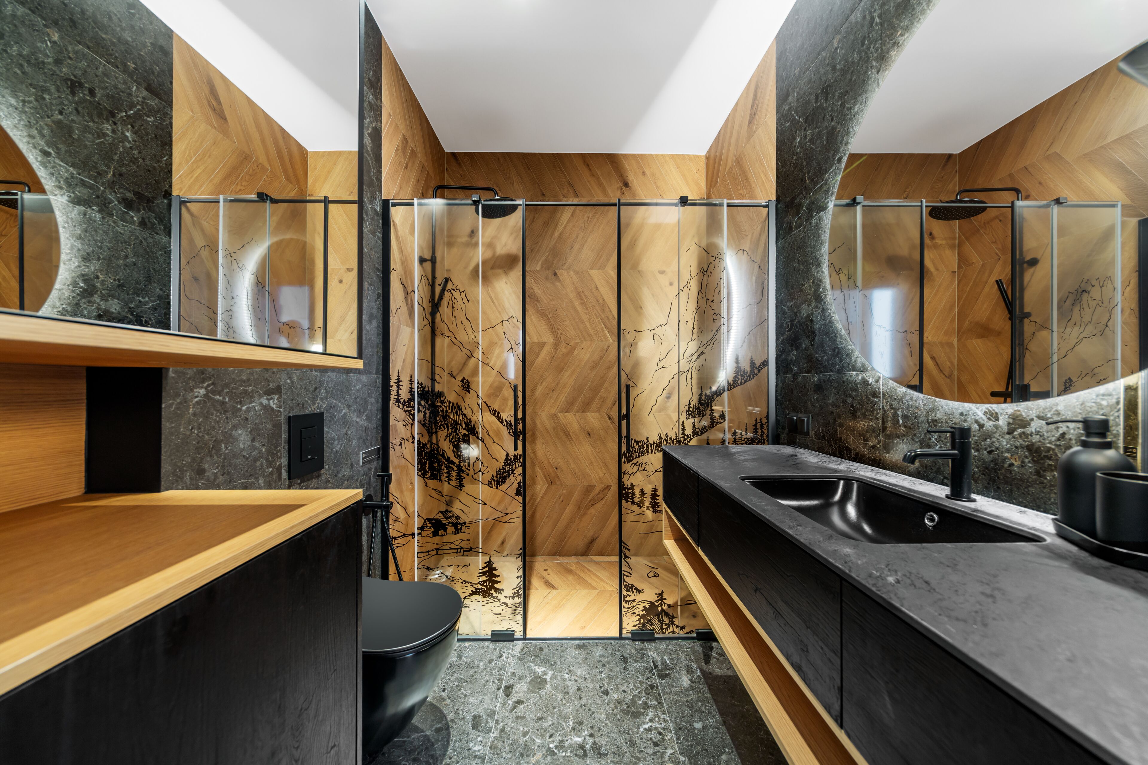 Une salle de bain moderne équipée d’une douche, d’un lavabo et de toilettes.