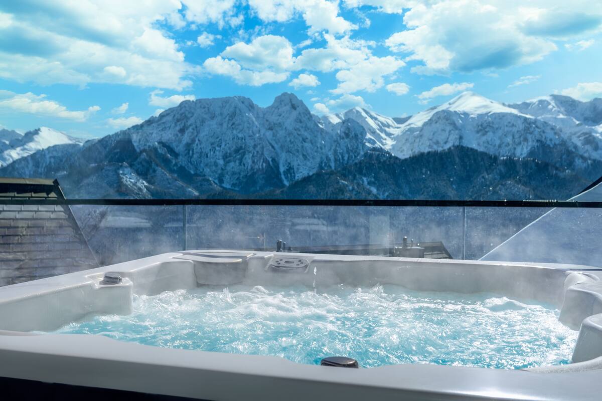 Un jacuzzi con vistas a la montaña.