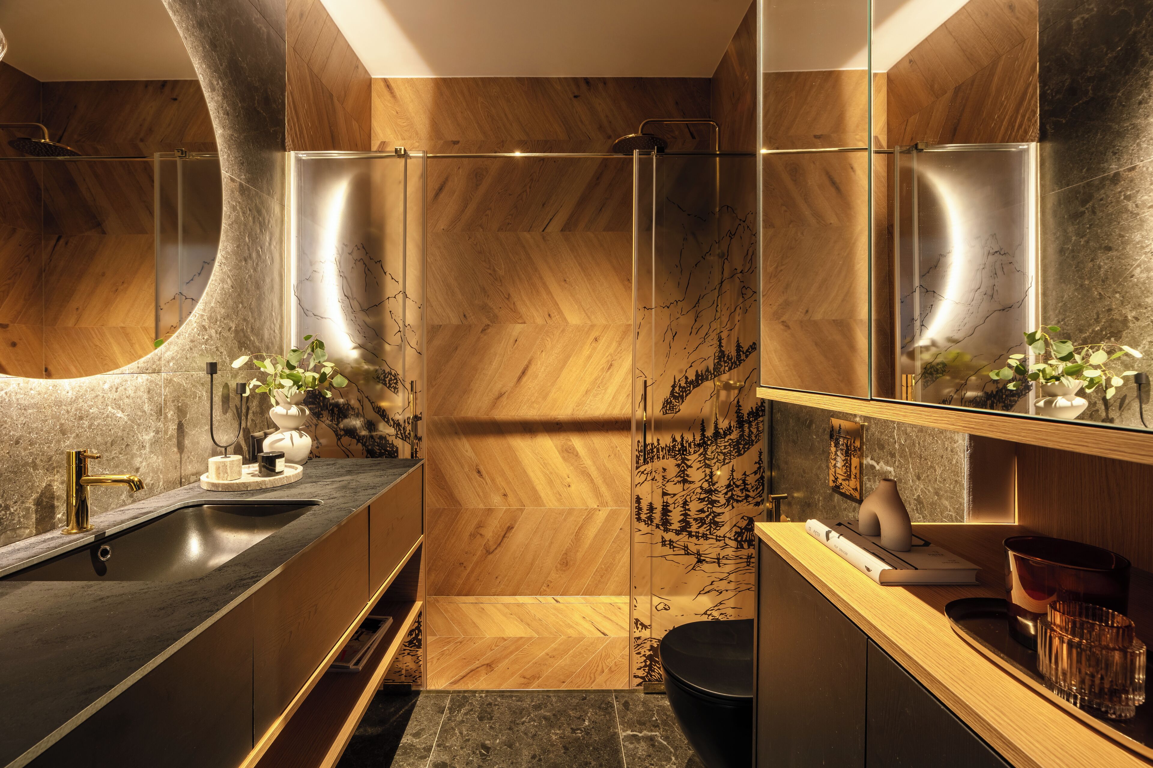 Une salle de bain moderne avec un lavabo en marbre aux lignes courbes, un parquet en bois disposé en chevrons et une douche en verre.