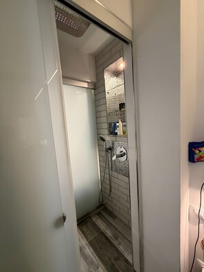 Shower, hair dryer, towels - Beachfront Apartment on Las Canteras (Las Palmas de Gran Canaria)