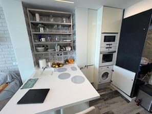 Kühlschrank, Mikrowelle, Ofen, Herdplatte