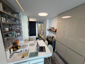 Kühlschrank, Mikrowelle, Ofen, Herdplatte