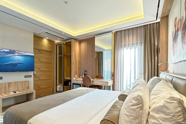 Standard-Doppelzimmer, Balkon, eingeschränkter Meerblick | Minibar, Zimmersafe, Schreibtisch, laptopgeeigneter Arbeitsplatz