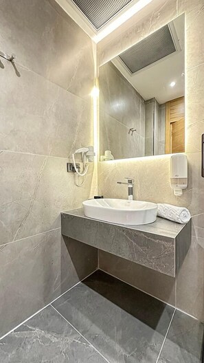 Eco-friendly toiletries, hair dryer, slippers, towels - SOLIA HOTEL (Mezitli)