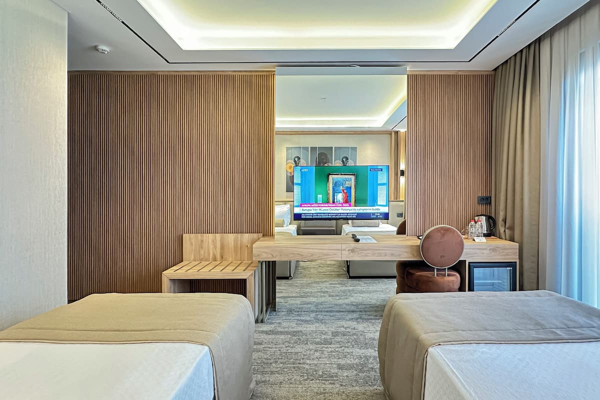 Phòng 2 giường đơn Tiêu chuẩn, ban công, quang cảnh một góc biển | Minibar, két bảo mật tại phòng, bàn
