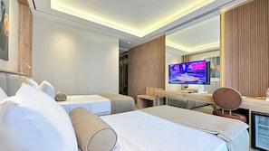 Habitación estándar con 2 camas individuales, balcón, vista parcial al mar | Minibar, caja de seguridad en la habitación y escritorio 