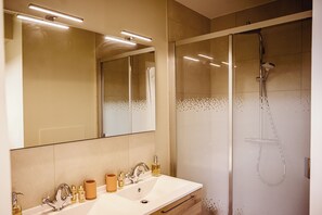 Secador de pelo, toallas, jabón, papel higiénico
