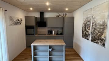 Jääkaappi, uuni, liesi, astianpesukone