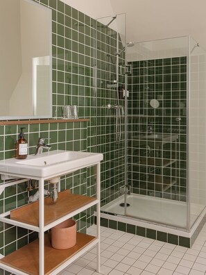 Apartment | Bathroom | Free toiletries, soap, shampoo, toilet paper - Alfred Hotels Montreuil (Montreuil)