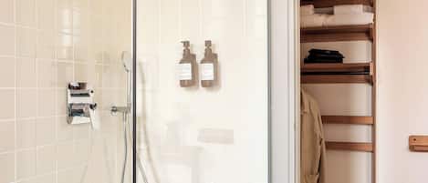 バスアメニティ (無料)、石鹸、シャンプー、トイレットペーパー