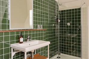 Free toiletries, soap, shampoo, toilet paper - Alfred Hotels Montreuil (Montreuil)