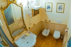 Ducha, secador de pelo, bidé y toallas