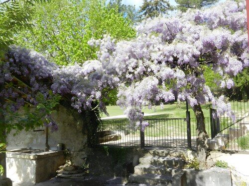 Le gite « La Bastide Des Monge - Gîte Maëlle » avec vue montagne, Wi-Fi et climatisation