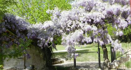 Le gite « La Bastide Des Monge - Gßte Maëlle » avec vue montagne, Wi-Fi et climatisation