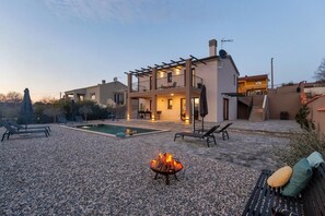 Terrace/patio - Villa Lumina Divina-Modern villa with Heated Pool (Prhati)
