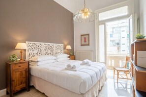 4 bedrooms, desk, travel cot - Spacious & Serene Apartment (Bari)