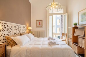 4 bedrooms, desk, travel cot - Spacious & Serene Apartment (Bari)