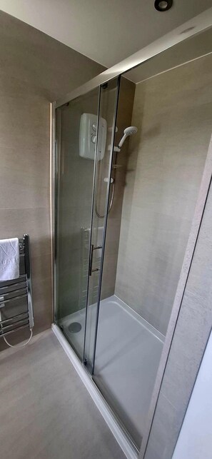 تجهيزات دش، مجففات شعر، مناشف، ورق حمّام