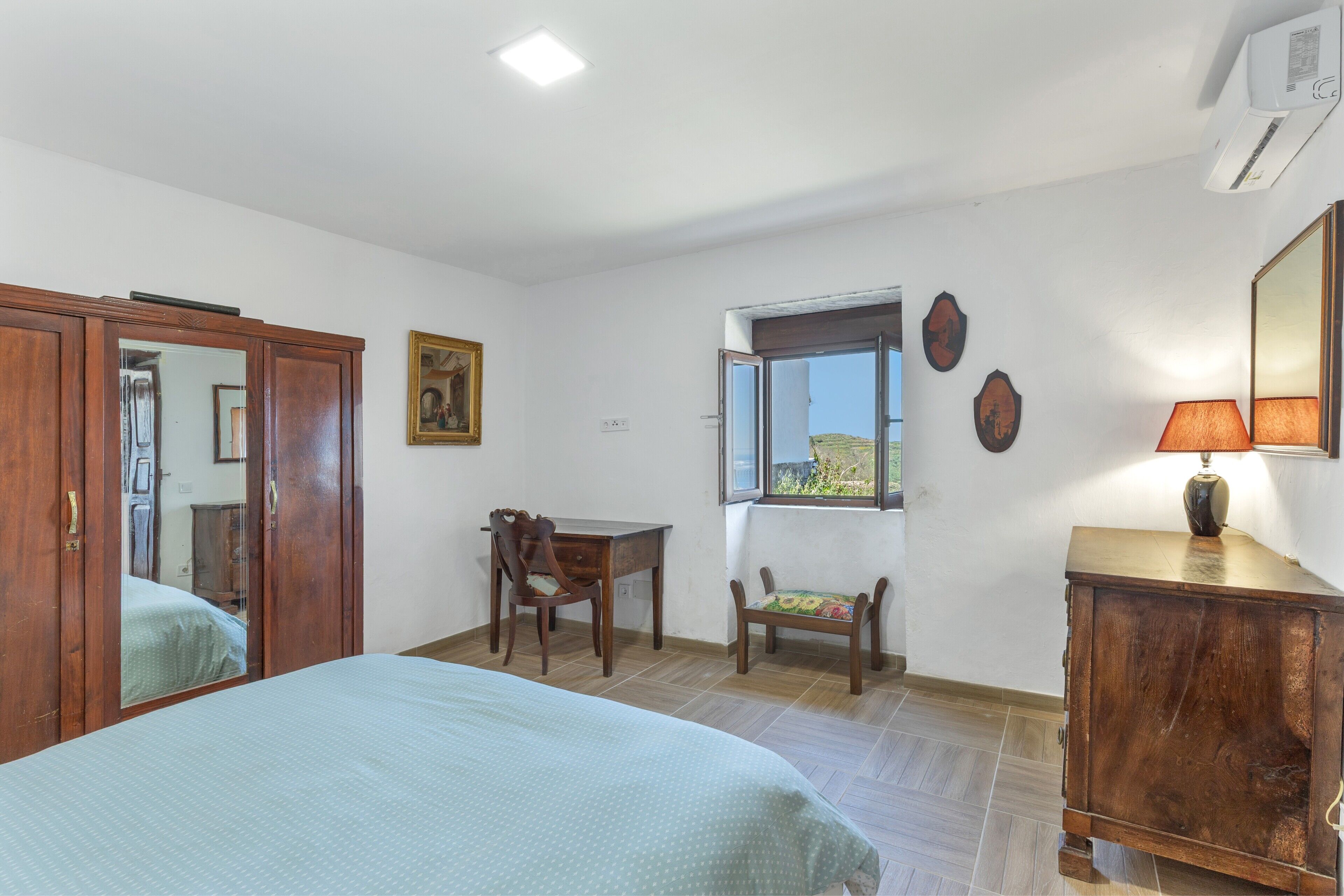 3 chambres, fer et planche à repasser, Wi-Fi, draps fournis