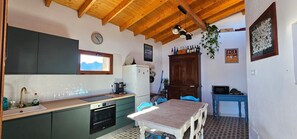 Fridge, microwave, oven, stovetop - Vacation Home 'Casarural El Camino De Tejeda' with Sea View, Wi-Fi and Air Conditioning (Vega de San Mateo)