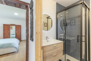 Dusche, Haartrockner, Handtücher