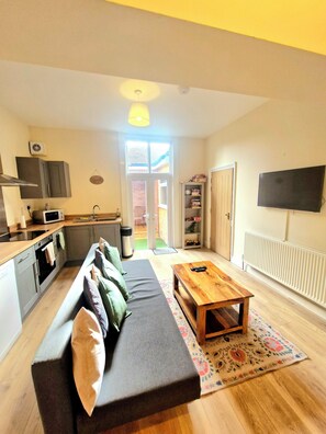 Unclassified image, 3 of 10, button - City Stay Worcester - free parking (Worcester)