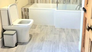A bathroom with a toilet, bidet, and bathtub. - City Stay Worcester - free parking (Worcester)