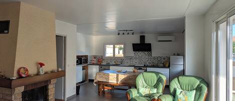 Televisión y chimenea