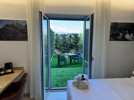 Habitación Deluxe, 1 cama de matrimonio grande, vistas al jardín | Vistas al jardín
