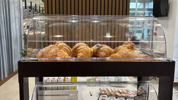 TĂ€gliches FrĂŒhstĂŒcksbuffet (12 EUR pro Person)