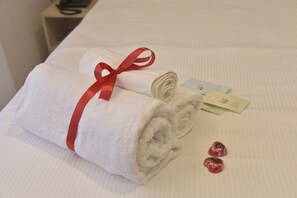 Deluxe Room, 1 King Bed, Garden View | Bathroom amenities | Shower, hair dryer, slippers, towels - Floris Hotel (Rende)