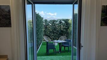 Habitación Deluxe, 1 cama de matrimonio grande, vistas al jardín | Edredones de plumas, minibar, caja fuerte y escritorio