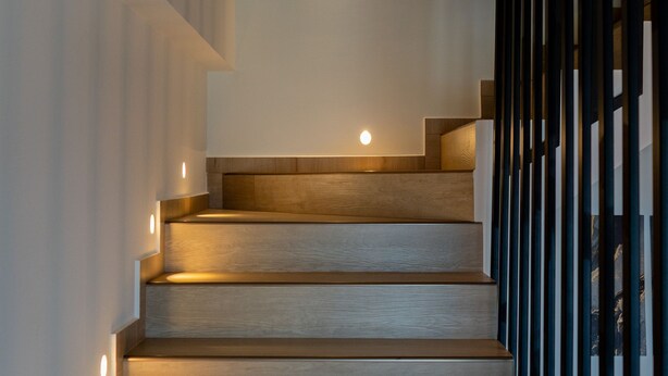 A staircase with wooden steps and recessed lighting. - Villa Grand Blue (Hersonissos)