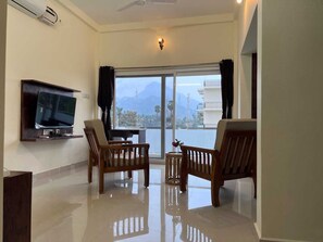 Egyptian cotton sheets, premium bedding, free WiFi - Gold Mountain Wellness Resort (Tiruvannamalai)