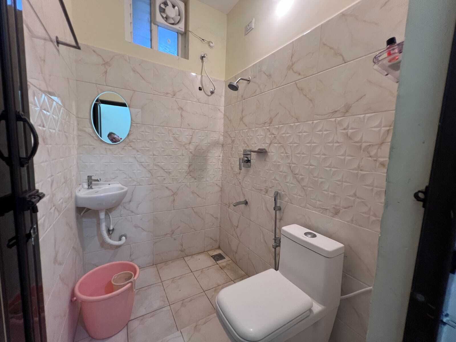 Ein Badezimmer mit Toilette, Waschbecken und Dusche.