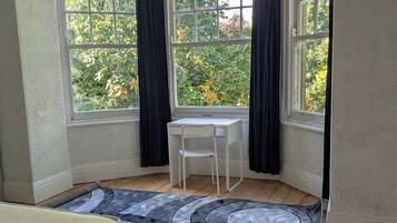 6 bedrooms, iron/ironing board, WiFi, bed sheets