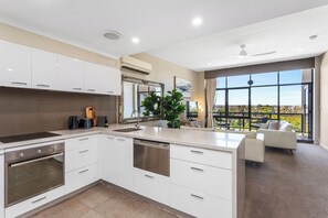 Private kitchen - Experience the perfect blend of urban convenience and natural beauty in this spacious, light-filled 3-bedroom apartment. Situated on the doorstep of Kings Park and the Swan River, this home offers a tranquil retreat right in the heart of Perth. (Perth)
