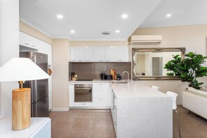 Private kitchen - Experience the perfect blend of urban convenience and natural beauty in this spacious, light-filled 3-bedroom apartment. Situated on the doorstep of Kings Park and the Swan River, this home offers a tranquil retreat right in the heart of Perth. (Perth)